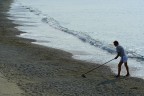 L'uomo che pulisce la spiaggia L'uomo che pulisce la spiaggia