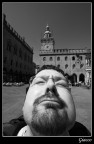 Un amico durante un giro fotografico oggi a Bologna..
Ha qualche mania di protagonismo e mi ha rovinato la foto!!
Non gli ho chiesto il consenso.. ma lui non bazzica il forum.. chiss� se questa non � la volta buona che lo faccio iscrivere!
Tecnicamente  ho usato un filtro rosso per staccare un po' il viso dal contesto.. ho applicato in pw una maschera di contrasto per migliorare i contorni della torre dell'orologio.
A voi le critiche.