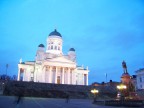 Piazza del Senato ad Helsinki, sullo sfondo la cattedrale e sulla destra la statua di Alessandro II di Russia.