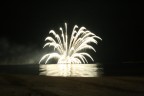 fuoco artificiale realizzati in spiaggia. scattata senza cavalletto.