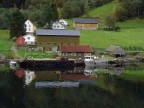 Un villaggio visto durante una minicrociera da Flam a Gudvangen, in Norvegia
