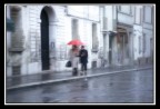 a passeggio sotto la pioggia a passeggio sotto la pioggia