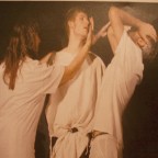 GIOCASTA: e' tesa verso Eteocle (gli vuole bene) per dargli una carezza che non riuscira' mai a dargli

EDIPO: ha le braccia che fanno una v con le mani sugli occhi (e' cieco) e chiude Eteocle 

POLINICE: ha il braccio snx alzato che protende in avanti chiudendo Eteocle in un cerchio perfetto