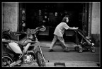 Andiamo via! sei ancora troppo piccolo! Andiamo via! sei ancora troppo piccolo!