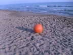 sabato ,9 giugno,ore 20.la spiaggia � diventata deserta,rimane,questo pallone colorato...compagno di giochi.DOMANI..� un'altro giorno..