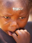 In Niger spesso alcune etnie marchiano i bambini appena nati per distinguerli........   Questo piccolo, casualmente, � stato bollato anche dalla nostra societ� dei consumi!  Suggerimenti e critiche sono sempre ben accette.....
