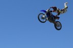 Un tuffo in piscina.... no, moto-freestile! Un tuffo in piscina.... no, moto-freestile!