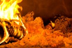 Il bruciare lento del legno, costretto in un forno che a 500 gradi risplente bianco come appena intonacato. La brace che aspetta solo di essere ammassata lungo il fianco per far posto alla regina dei piatti italiani: la pizza!
Canon EOS 350D - Sigma 18-200 f:4-6,3 - Dati esposimetrici: 1/80 a f:6,3