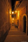 Uno dei tanti vicoletti di Chieti in notturna.