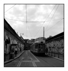 Una strada angusta e un cielo basso