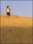 Sola nel campo Sola nel campo