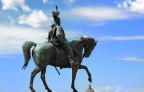 Il Cavaliere marcia sul Vaticano