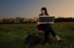 Ritratto di programma trice di computer alle prese con un lo Ritratto di programma trice di computer alle prese con un lo