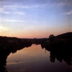 Uno scatto al tramonto sulla passerella sopra al fiume Arno, il fiume riflette il colore rosso-rosato del cielo, che � riprodotto piuttosto fedelmente, il tramonto era molto inteso in quella sera e credo di aver reso la stessa vista...

La foto � stata scattata con una Rolleiflex Automat su medio formato 6x6, rullo 120 Agfa 160 Iso scaduto in questo mese di Ottobre 2007. Sviluppo in lab e acquisizione con Canonscan 8600F.