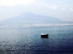 Il panorama suscita una serenit� e un distacco tale che, anche se solo per un'istante,  si perdono di vista le problematiche di appartenenza del luogo...Napoli. Amo la mia citt� ma...
Ho immaginato la foto appesa al muro, e con la linea dell'orizzonte in pendenza, ho pensato che lo spettatore che sta a guardare deve chinare la testa per vederla dritta...ecco, per me questa � NAPOLI...ti devi adattare!!!
