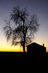 Una casa qualunque in un posto qualunque durante un tramonto come tanti. Eppure � come se riuscissi a percepire il calore del tizzone che arde nel camino...
[http://balpa.blogspot.com]