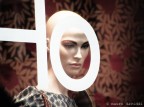 Manichino attraverso la vetrina di un negozio