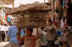 giovane venditore di pane a Il Cairo