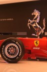 Un' inquadratura curiosa della famosa monoposto di Maranello.
Non mi piace: lo sfuocato sul primo piano, la ruota tagliata.
Mi piace: L'inquadtaura, l'accostamento dei 2 cavallini simbolo della Fabbrica.
La chiave di lettura dovrebbe essere "Potenza, su tutti i modelli"
Simpatica no?
(Ne ho anke un'altra da proporre xo con una vettura di serie)