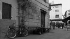 Aspettate qui...vado a fare compere..