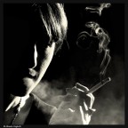 Qui � logico 
cambiare mille volte idea 
ed � facile 
sentirsi da buttare via!! 
Qui non hai "la scusa" 
che ti pu� tenere su 
Qui la notte � buia 
e ci sei soltanto tu 
Vivi in bilico 
e fumi le tue Lucky Strike 
e ti rendi conto 
di quanto le maledirai..... 

E da qui....e da qui... 
qui non arrivano "gli ordini"... 
a insegnarti la strada buona... 
E da qui....e da qui.... 
QUI NON ARRIVANO GLI ANGELI!