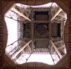 torre eiffel da sotto. non � perfettamente centrata ma mi piaceva l'idea voi cosa ne dite?