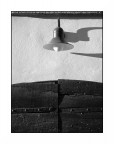 Bianco & nero con intonaco, legno, metallo e vetro. Bianco & nero con intonaco, legno, metallo e vetro.