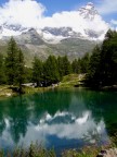 Il cervino si rispecchia nel laghetto Il cervino si rispecchia nel laghetto
