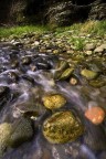 lo scorrere dell'acqua in mezzo a massi di colore diverso ha attratto la mia attenzione.
