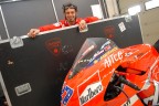 Un secondo ritratto di Vittoriano Guareschi, tester ufficiale Ducati, insieme alla moto n�27 portata al successo mondiale da Casey Stoner nel 2007. Vittoriano � il pilota che sviluppa le MotoGp della casa di Borgo Panigale e gran parte dei risultati vincenti della moto italiana sono da attribuire alla sua manetta e al suo lavoro dietro le quinte. 
La location � l'officina della squadra corse e vittoriano posa all'interno di una delle casse in cui vengono trasportati i materiali