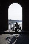 Ponte copert a Pavia, signora in bicicletta.. Ponte copert a Pavia, signora in bicicletta..