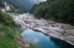 Scatto in Svizzera,in Val Verzasca,paese di Lavertezzo,questo fiume molto bello incastonato tra le sue pietre bianche