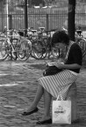 Ho scelto questa fotografia per la composizione moto serena e per la curiosit� che ingenera la ragazza che legge, ma quale lettura pu� catturare in quel modo una ragazza? un libro di poesie? o solamente un giornalino di gossip? a me piace pensare che sia un libro di poesie, tuttavia non lo sapr� mai.