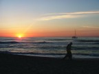 un romantico tramonto con tanto di coppietta e barca al largo