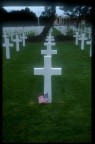 Cimitero nei pressi di Omaha Beach in Normandioa, sito del pi� cruento sbarco durante il D-Day.

Quando si giunge sul sito le emozioni sono forti e difficilmente descrivibili. Ho cercato di sintetizzarle con un primo piano forte, una prospettiva che cerca di dare idea della vastit� delle perdite ed un simbolo di orgoglio patriottico