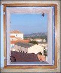 finestra del piccolo appartamento affittato per la vacanza in corsica.............