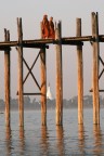 Monaci buddisti che rientrano in monastero per la preghiera del tramonto.
PONTE IN TEAK (1 Km) sul Amarapura in MYANMAR (2007)

CANON 400d
EF 24-105 L IS USM
ISO 100
105mm
f/5.6
1/250s
IS on