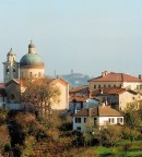 Costa d'Ovada..sullo sfondo il castello di Tagliolo Monferrato.
Leica R6 +180mm f.2.8 Wetzlar Elmarit 1/250 f11 .iso 100 su
pellicola Kodak .Scanner HP a 1200 dpi