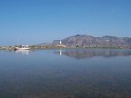 Isole Eolie: Salina - Laghetto di Lingua con riflessa l'immagine di Lipari.
Seppur l'isola di Lipari, riflettendosi nell'acqua del laghetto, sembri un tuttuno con il faro di Salina, tra di esse vi � il mare!