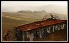 Nebbia autunnale sul vecchio fienile