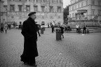 Roma, Piazza Santa Maria in Trastevere, prima del pranzo di Natale della Comunit� di Sant'Egidio, 25 dicembre 2008
Sin dal 1983, il Cardinal Etchegaray non manca a questo appuntamento. Ormai quasi novantenne, ex arcivescovo di Marsiglia, impegnato nell'integrazione delle popolazioni maghrebine in Francia, presidente di Iustitia e Pax, grande tessitore della pace in tante parti del mondo, in missione presso Bush e Saddam per scongiurare l'assurda guerra in atto dal 2002. Grande uomo e amico dei poveri