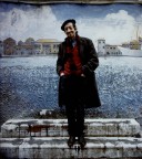 Il labbro un po' beffardo, la ruga sulla fronte, un essere u