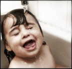 Siamo tornati...reduci da una brutta faringite io e da un'ifluenza, lui.
Come si evince da questo scatto diventiamo sempre pi� grandi, espressivi e....water-confident.
Non credo di aver mai visto un bambino che va a cercare volontariamente il getto dell'acqua sul viso.....voi?