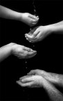 scusate la latitanza..
torno con questa immagine
un po' difficile da scattare per via del coinvolgimento di tutti i componenti familiari ..un delirio metterli tutti al loro posto..le bimbe poi...
spero ne sia valsa la pena...
mani..
acqua..sinonimo di vita ..filo conduttore... da generazione a generazione ..insieme a esperienze e insegnamenti..
sono indecisissima se bn o colore
aspetto critiche e consigli
grazie