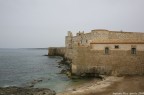 Siracusa (laterale delle mura del Castello Maniace) Ortigia Siracusa (laterale delle mura del Castello Maniace) Ortigia