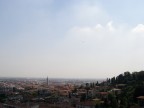 Vista di Bergamo bassa da Bergamo alta con aereo in decollo Vista di Bergamo bassa da Bergamo alta con aereo in decollo