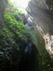 vista dentro la grotta inferiore della cascata