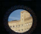 Particolare di un palazzo di piazza del Campo, Siena, ripreso in uno specchio venduto da un negozio (da un'idea di mia moglie).

Reflex Yashica F105, pellicola 100ISO, polarizzatore.