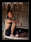 Esordisco sul forum con questo ritratto di un contadino tailandese che riposa all'ombra della sua capanna fumando un sigaro. Mi piace scattare questo genere di ritratti di persone con culture molto diverse dalla nostra, minoranze etniche e realt� che stanno scomparendo. Il mio intento non � reportagistico, non cerco di rappresentare la sofferenza, l'emarginazione la guerra o quant'altro, voglio solo fare un ritratto di queste persone nei luoghi dove vivono e metre fanno guello che sono solite fare.