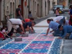 La foto � stata scattata a Civitella Alfedena (parco Nazionale d'Abruzzo) durante la preparazione dell'infiorata, che in realt� � fatta con sabbia colorata al posto dei fiori.